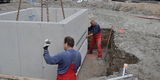 Versetzen eines Verteilerschachtes aus Beton